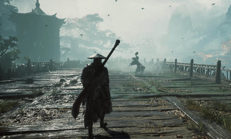 Phantom Blade Zero, Soul attraversa un ponte sotto la pioggia in un'ambientazione orientale avvolta nella nebbia.
