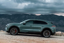 Porsche ha svelato la prima Cayenne completamente elettrica