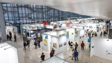 Spazi espositivi di Roma Arte in Nuvola con gallerie d'arte contemporanea e visitatori