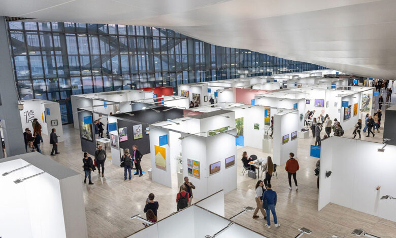 Spazi espositivi di Roma Arte in Nuvola con gallerie d'arte contemporanea e visitatori