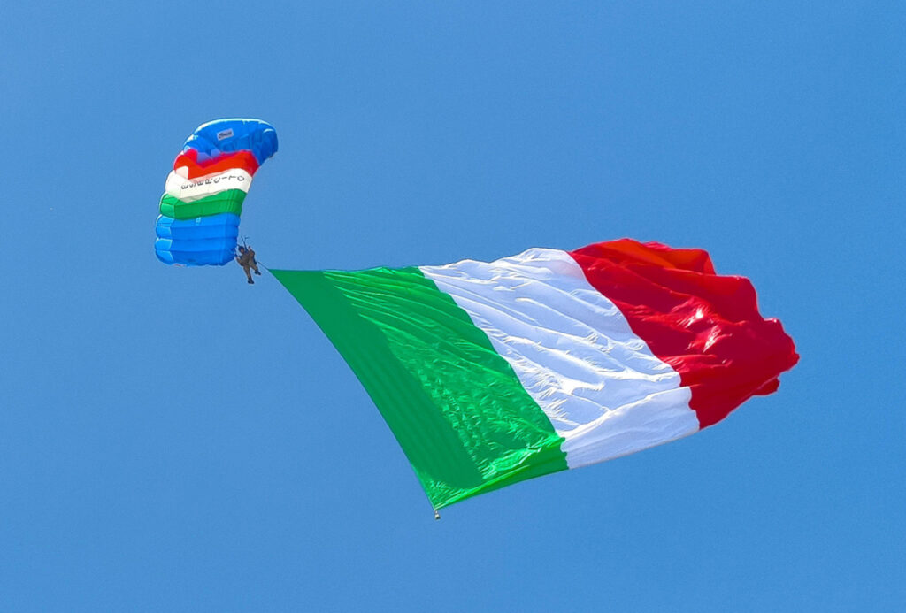 Il tricolore portato dai paracadutisti della Brigata Folgore