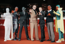 Paul Bettany e Ruaridh Mollica sul red carpet di VisionQuest alla Festa del Cinema di Roma 2026, insieme ai cosplayer di Visione