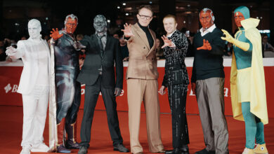 Paul Bettany e Ruaridh Mollica sul red carpet di VisionQuest alla Festa del Cinema di Roma 2026, insieme ai cosplayer di Visione