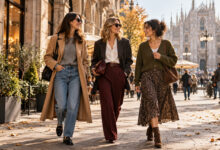 Tre donne con outfit autunnali 2026, cappotto beige, blazer e cardigan